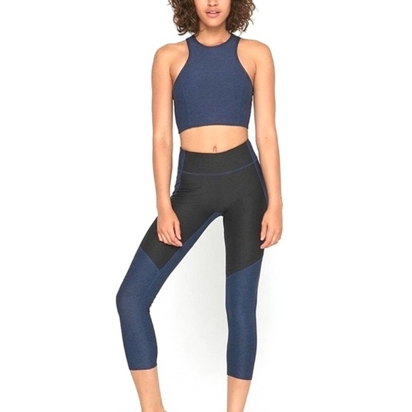 Outdoor Voices Warmup 3/4 Two-Tone Leggings in Black & Navy Blue - Picture 5 of 13